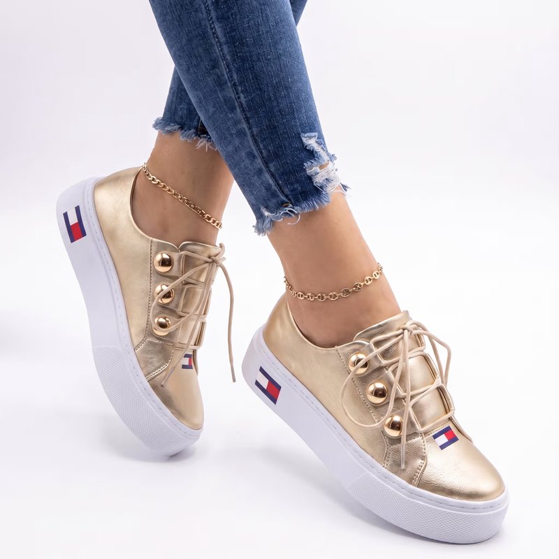 Claire Gold getragen